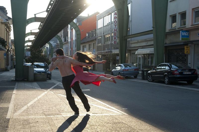 Fabien Prioville und Azusa Seyama tanzen unter der Wuppertaler Schwebebahn.