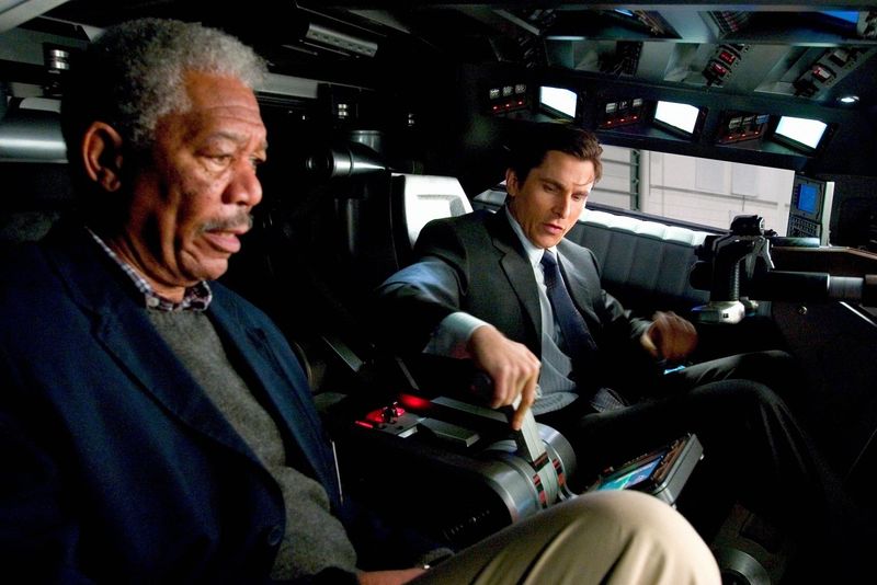 Lucius Fox (Morgan Freeman, links) stattet Bruce Wayne (Christian Bale) mit allerlei nützlichen Superhelden-Gadgets aus.