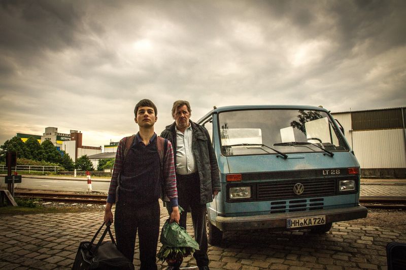 Unter düsteren Himmeln: Harald (Jan Fedder, rechts) nimmt den traumatisierten Arne (Max Hegewald) in seiner Familie auf.