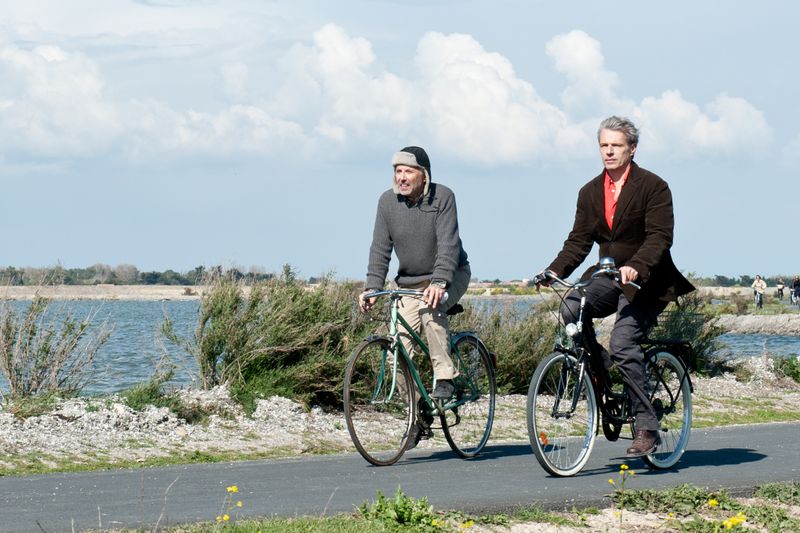 Die herrliche Ile de Ré lädt Serge (Fabrice Luchini, links) und Gauthier (Lambert Wilson) zu ausgedehnten Fahrradtouren ein.