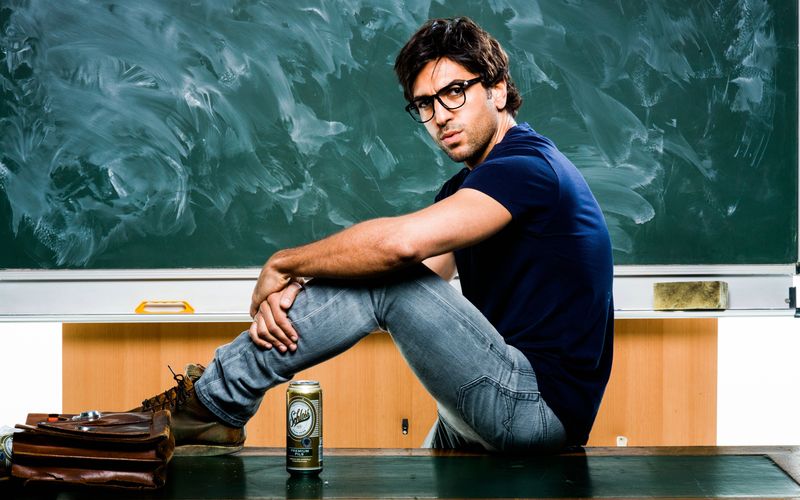 Als muskelbepackter Deutsch-Türke in "Türkisch für Anfänger" wurde Elyas M'Barek bekannt. Damals noch der Checker mit Goldkettchen, zeigt sich der Schauspieler inzwischen von einer ganz anderen Seite. Sehen Sie hier die besten Filme und wichtigsten Karriere-Etappen von Elyas M'Barek.