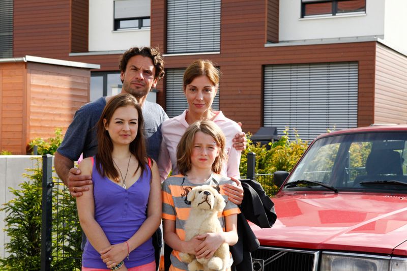 Eine ganz normale Spießerfamilie? Von wegen! Die Börners (von links: Michelle Barthel, Stephan Luca, Ulrike C. Tscharre und Oskar Müller) wirbeln den Vorstadtbezirk ganz schön auf.