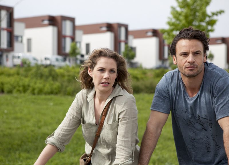 Jan (Stephan Luca) ist froh, dass Maren (Felicitas Woll) jetzt auch in der Gegend wohnt. Da die restlichen Bewohner in seinen Augen nur Idioten sind und seine Frau ständig arbeitet, verbringt er immer mehr Zeit mit seiner Ex ...