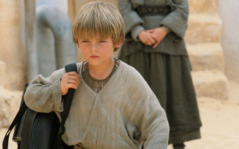 Es ist eine tragische Schauspiel-Geschichte: Die Rolle des jungen Anakin Skywalker, der irgendwann als Darth Vader Schrecken verbreiten wird, ging an den bei den Dreharbeiten im Sommer 1997 achtjährigen Kinderschauspieler Jake Lloyd, der vorher mit Arnold Schwarzenegger in der Komödie "Versprochen ist versprochen" zu sehen war. Lloyds Eintritt ins "Star-Wars"-Universum folgte aber schon wenige Jahre später der Ausstieg aus dem Filmgeschäft.