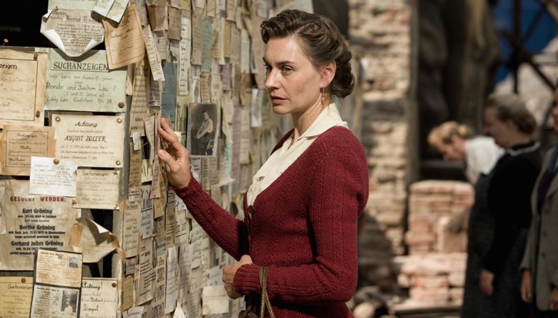 Nachkriegsdrama "Die Himmelsleiter": Anna (Christiane Paul) hofft immer noch, über das schwarze Brett der Vermisstenmeldungen etwas über ihren Ehemann zu erfahren, der vor sieben Jahren verschwand. 3sat wiederholt den starbesetzten ARD-Zweiteiler aus dem Jahr 2015.