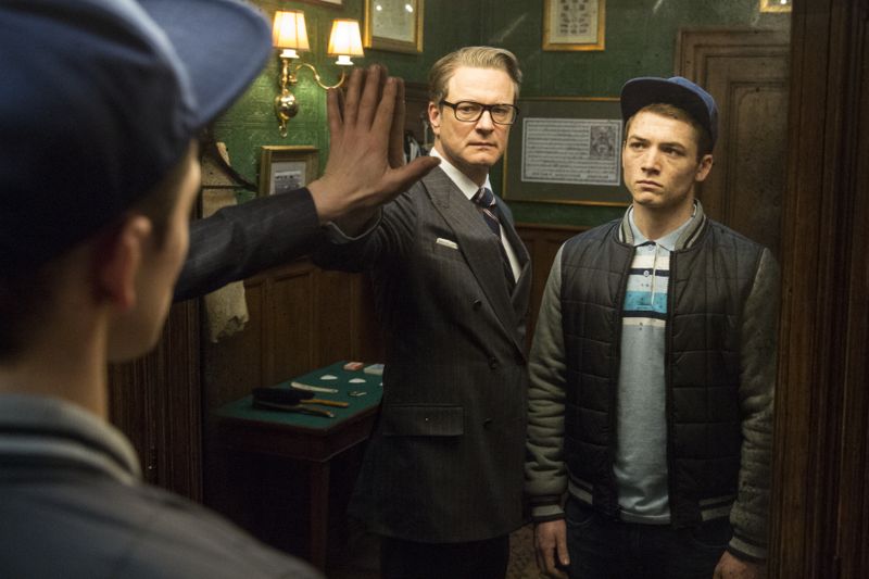 Der Gentleman-Spion und der jugendliche Herumtreiber: "Kingsman"-Agent Harry Hart (Colin Firth, links) nimmt Gary (Taron Egerton) unter seine Fittiche.