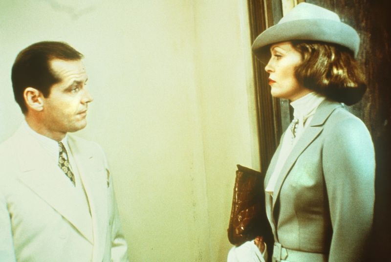 Privatdetektiv J.J. Gittes (Jack Nicholson) soll den Mann von Evelyn Cross Mulwray (Faye Dunaway) observieren.