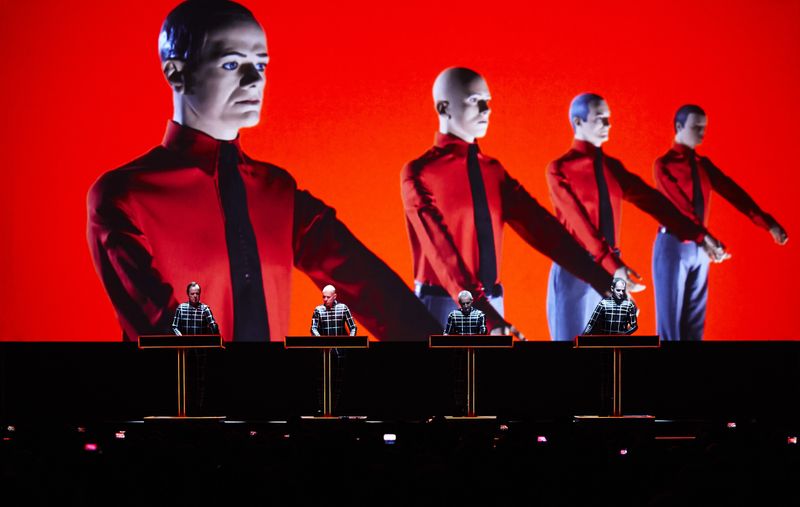 Über diese Band muss man nicht mehr viel erzählen: Nicht nur in Deutschland, sondern weltweit gehören Kraftwerk zu den wichtigsten Bands aller Zeiten. In elektronischen Pop-Songs hört man den Einfluss der Klang-Pioniere bis heute, das Genre Techno hätte es ohne Kraftwerk vielleicht nie gegeben. Welche anderen deutschen Bands die Musikwelt für immer verändert haben, zeigt die Galerie.