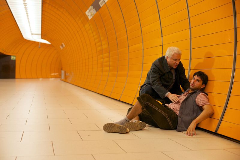 An der U-Bahn-Station Marienplatz fällt Leitmayr (Udo Wachtveitl, hinten), der auf dem Weg in den Urlaub ist, ein italienischer Tourist auf. Dass der Wiesnbesucher nicht betrunken ist, sondern betäubt wurde und später verstirbt, kann der Kommissar da noch nicht ahnen.