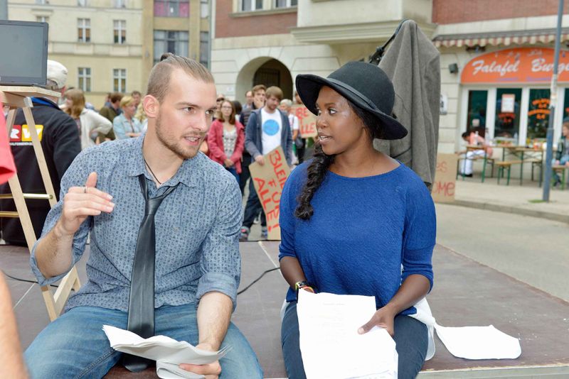 Es schien so, als sei Eric Stehfest aka Chris Lehmann (Bild, Motsi Mabuse) in seiner letzten Folge den Serientod im Feuer gestorben. Doch dann erhielt Lilly plötzlich eine Nachricht von seinem Alter-Ego-Aktivisten WHY. Eine Rückkehr ans Set kann sich der 32-Jährige aktuell trotzdem nicht vorstellen. Stattdessen ...