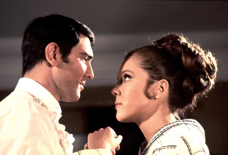 Teresa Di Vicenzo, gespielt von Diana Rigg, ist die einzige Frau, mit der James Bond (hier: George Lazenby) jemals verheiratet war.