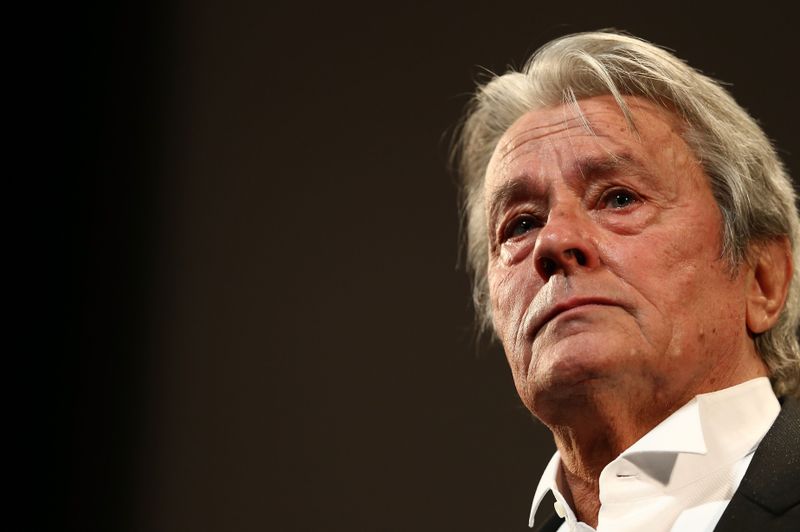 Alain Delon hatte ein bewegtes Leben. Seine Rollen schienen sich auch auf seine Welt zu übertragen: Er behielt stets den Ruf des schönen Bösen, des leidenschaftlichen Frauenhelden. Anlässlich seines ersten Todestags am 18. August präsentieren wir die Filme, die Frauen und die Skandale des großen französischen Filmstars.