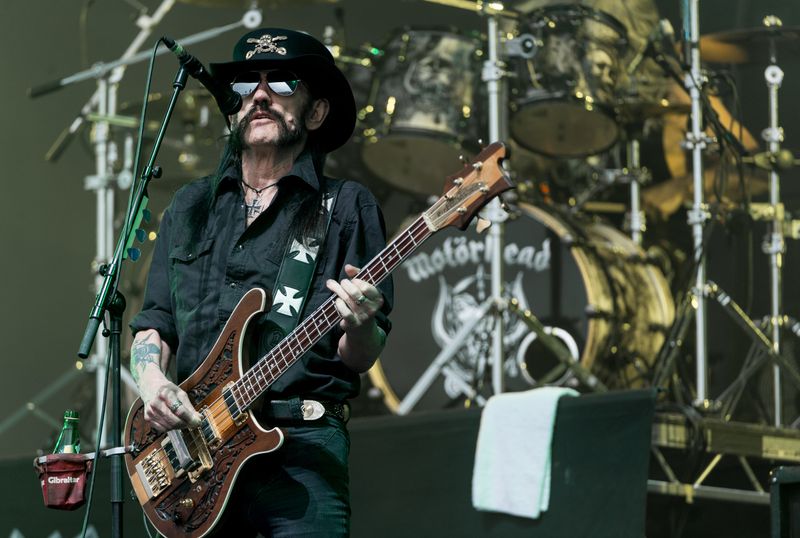 "We are Motörhead and we play rock 'n' roll." Kaum eine Band verkörpert das Genre so sehr wie Motörhead. Die Rolling Stones lassen wir noch gelten, aber dann wird es schon eng. Der explosive Mix aus Hardrock, Metal und Punk der Mannen um die 2015 verstorbene Rocklegende Lemmy Kilmister war ohrenbetäubend laut, voll auf die Zwölf und gnadenlos. Das Motörhead-Logo prangt noch heute auf zahlreichen T-Shirts von Rockfans. Und wenn Lemmy nicht in die Rock and Roll Hall of Fame gehört, wer dann?