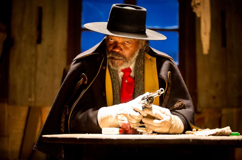 Nicht nur in "The Hateful Eight" (Bild) kannte er keine Gnade: In einem Interview mit "The Guardian" erklärte Samuel L. Jackson, dass der Besitz von Waffen eine wichtige Form der Selbstverteidigung sei - gerade für ihn, der als Afroamerikaner im Süden der USA aufwuchs: "In meiner schwarzen Gemeinde lud jeder seine Waffen, weil wir uns einfach sicher waren: 'OK, sie haben Kennedy getötet, der Klan kommt zu uns'", sagte er.
