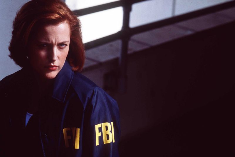 Das Kürzel FBI steht für - nun, glaubt man "Akte X", dann steht es für "Federal Bureau of Justice". So zumindest steht es in den Dienstausweisen von Scully und Co. Der Grund: Stünde in ihren Ausweisen "Federal Bureau of Investigation", würden sich die Serienmacher der Urkundenfälschung schuldig machen.