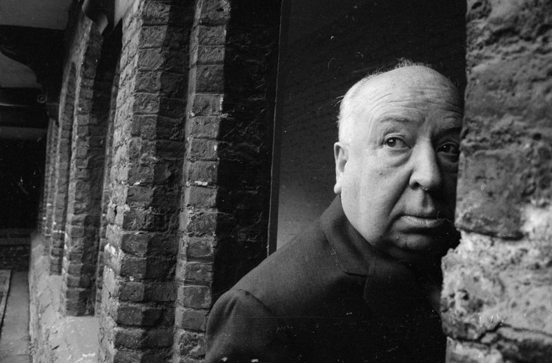 "The Three Investigators" (so der Originaltitel) wurden 1964 vom Journalisten Robert Arthur erfunden. Er nutzte seine Mystery-Erfahrung und überzeugte Alfred Hitchcock (Bild), als Schirmherr zu fungieren - allerdings nur als Name auf dem Cover. Lange dachte man, Hitchcock sei Autor, doch in Wahrheit stammten Vorwort und Geschichten komplett von Arthur.