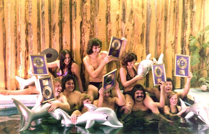 "Sex, Drugs und Rock'n'Roll ist nur eine Legende", sagt Olaf der Flipper (hinten, Mitte). Feiern, wie hier nach Erhalt einer Goldenen Schallplatte, konnten die Flippers aber auch ganz gut. Ihren ersten großen Hit landeten sie 1969 mit dem Evergreen "Weine nicht, kleine Eva".