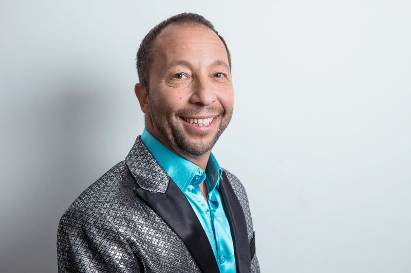 In den 1990ern kam keiner an ihm vorbei, mit Hits wie "Somebody Dance With Me" und "Everybody" etablierte sich DJ BoBo zu einem der erfolgreichsten Eurodance-Stars. Bis heute ist der Musiker gefragt, wie sein neues Album "The Great Adventure" (VÖ: 16. Januar) beweist. Und klar: Jeder weiß, das DJ BoBo nicht als DJ BoBo geboren wurde, doch wie heißt er eigentlich mit bürgerlichem Namen? Die Galerie weiß die Antwort und enthält weitere prominente Beispiele.