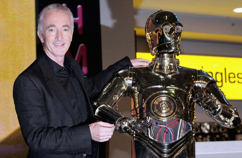 Anthony Daniels ist der einzige Darsteller, der bislang in allen "Star Wars"-Filmen auftrat - und doch nie zu sehen war. Seine Rolle? Der Brite steckt in der schimmernden Hülle des Droiden C-3PO - und muss die meisten seiner launigen Dialoge nachträglich synchronisieren, weil sie in den Originalaufnahmen kaum zu verstehen sind.