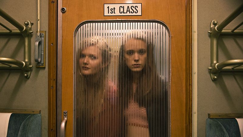 Joe (Stacy Martin, rechts) und B (Sophie Kennedy Clark) suchen im Zug nach willigen Partnern.