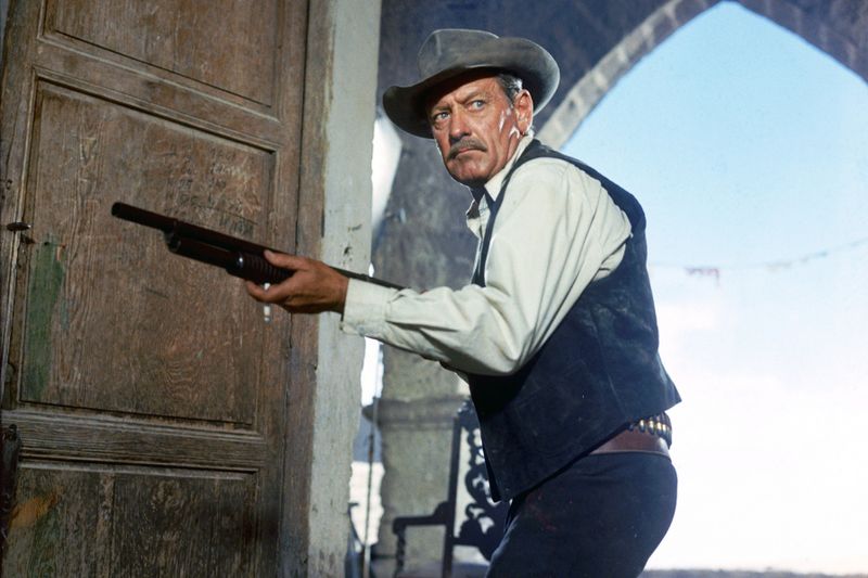 1969 schrieb Regisseur Sam Peckinpah Filmgeschichte: In seinem Western bilden zwei blutige Schießereien den Abschluss. Der finale Showdown zwischen den titelgebenden Gesetzlosen, die von Pike Bishop (William Holden, Bild) angeführt werden, und einer Bande mexikanischer Soldaten war damals möglicherweise die gewalttätigste Szene, die je aus dem Hollywood-Mainstream kam. 