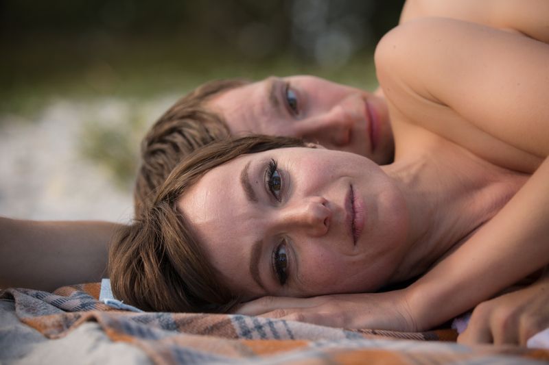 Verfilmung von Siegfried Lenz' Novelle "Schweigeminute": Stella (Julia Koschitz) und Christian (Jonas Nay) genießen sich.