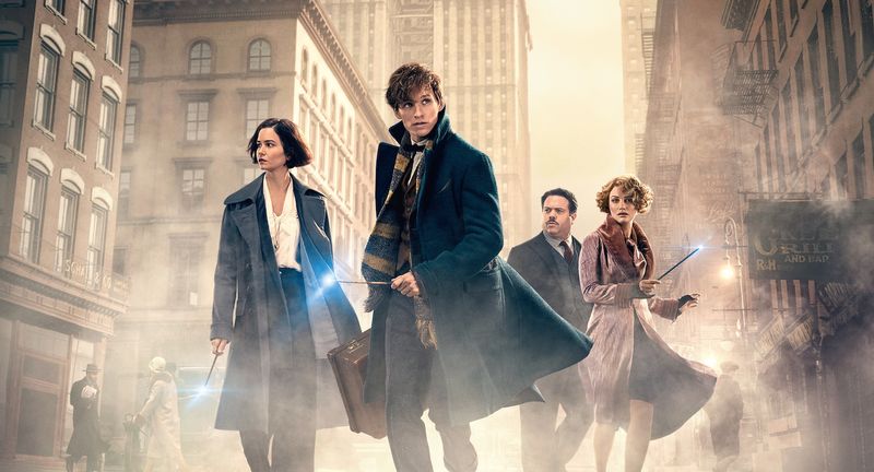 Was Harry Potter vormachte, schafft auch Newt Scamander: das Publikum in ein magisches Universum entführen. Drei Filme wurden aus den beiden Bändchen destilliert, die J.K. Rowling begleitend zu ihrer "Harry Potter"-Reihe veröffentlichte. Zur Ausstrahlung von Teil eins, "Phantastische Tierwesen und wo sie zu finden sind", am 14. Mai, 20.15 Uhr auf Kabel Eins nehmen wir die einzelnen Figuren ins Visier: Wer ist wer bei den "Phantastischen Tierwesen"? 