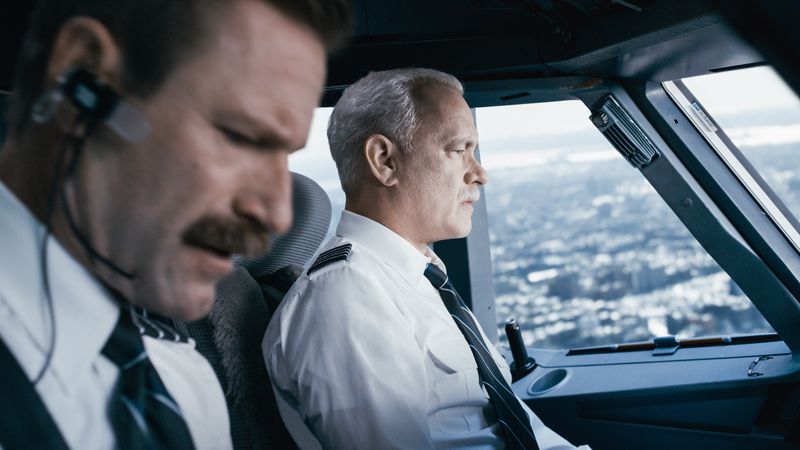 Sully (Tom Hanks, rechts) und sein Co-Pilot (Aaron Eckhart) müssen eine Entscheidung treffen, die zahlreiche Leben retten oder kosten könnte.