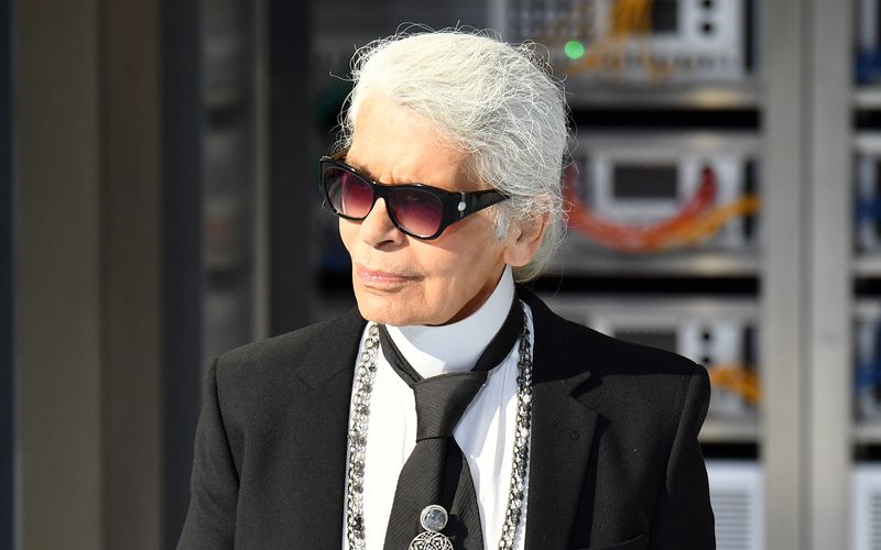 Ein prominenter Schlank-Trick vorneweg: Der 2019 verstorbene Karl Lagerfeld verriet einst, wie er es schaffte, seine überflüssigen Pfunde loszuwerden. Nämlich Hosen und Kleidung so eng wie möglich tragen. So kommen Sie gar nicht erst in die Versuchung, zu viel zu essen - schließlich ist ein kneifender Hosenbund ziemlich unangenehm.