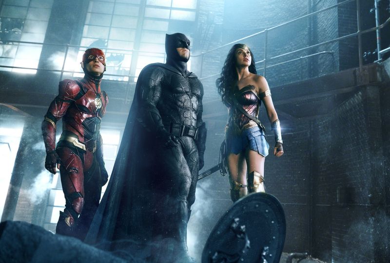 Neue Verbündete: The Flash (Ezra Miller, links), Batman (Ben Affleck) und Wonder Woman (Gal Gadot) kämpfen gemeinsam.