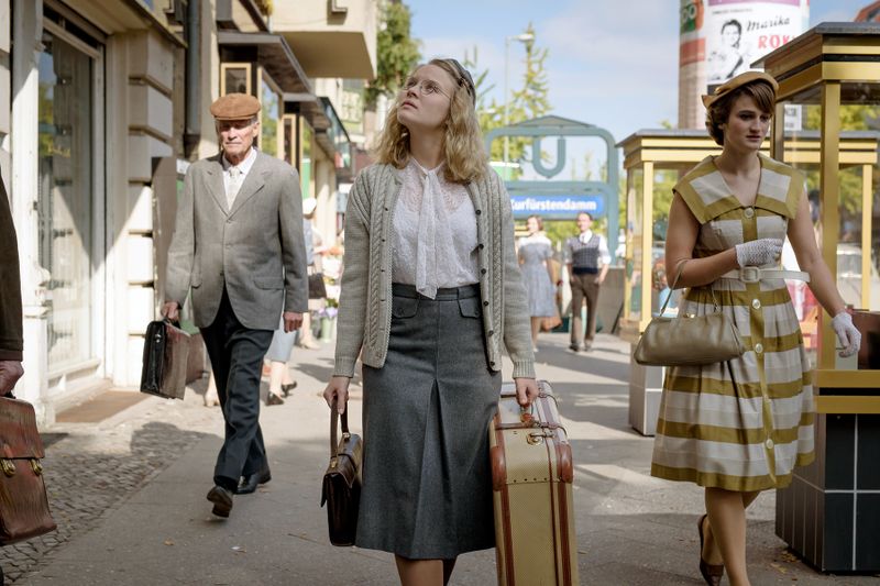 Mit einem mulmigen Gefühl nähert sich Monika (Sonja Gerhardt) dem Haus ihrer Mutter am Kurfürstendamm.