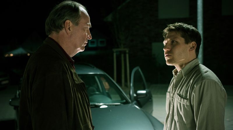 Karl Holzer (Herbert Knaup, links) weiß nicht mehr, wer sein Sohn Thomas (Hanno Koffler) eigentlich ist.