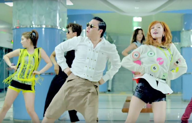 Er ist schon länger entthront: Der südkoreanische Comedian Psy führte mit seinem Video zu "Gangnam Style" (Bild) lange Zeit die Liste der meistgesehenen Videos bei Youtube an. Doch inzwischen gibt es einen anderen Spitzenreiter. Hier sind die Top 20 der klickstärksten Musikvideos ...