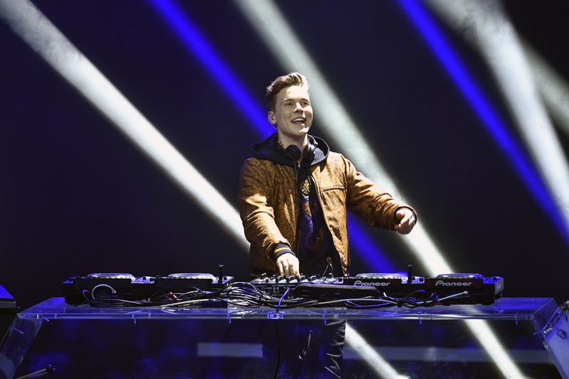 2024 gab Jaehn bekannt, sich als nicht-binär zu identifizieren, nicht als Frau oder Mann. Als Privatperson werde der Vorname Fee bevorzugt, das Musikprojekt solle aber weiterhin "Felix Jaehn" heißen, ließ Jaehn wissen. 
