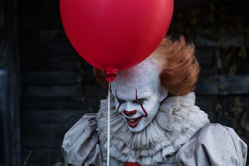 Pennywise gilt als die Nummer eins unter Stephen Kings Monstern. Mit der Neuverfilmung von "Es" feierte der Horror-Clown 2017 sein Comeback und terrorisierte in Person des toll aufspielenden Bill Skarsgård erneut die Kleinstadt Derry. Das moderne "Es" ist kein krasser Über-Horror, sondern eher ein Film wie eine Geisterbahnfahrt - schaurig, irgendwie lustig und zweifellos aufregend. 