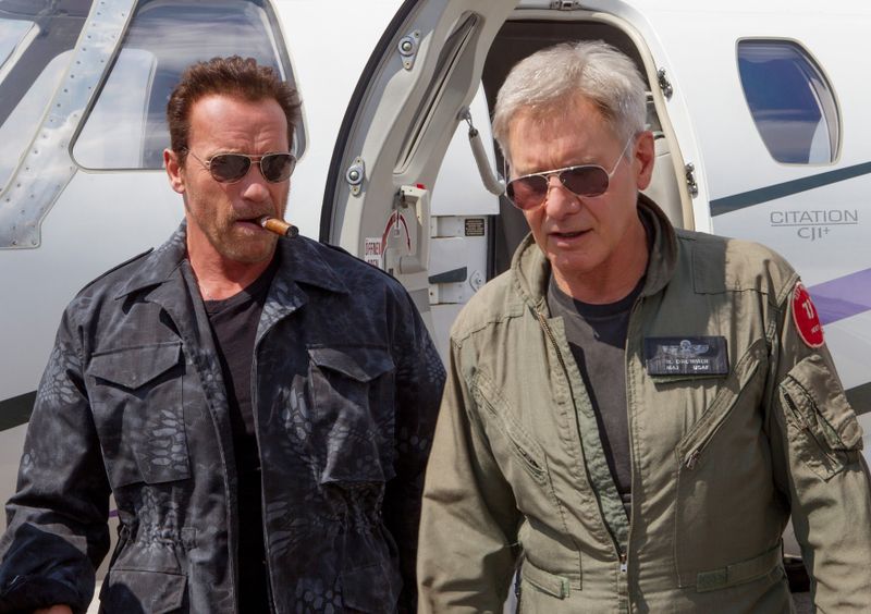 Max Drummer (Harrison Ford, rechts) fliegt mit Trench (Arnold Schwarzenegger) ins Krisengebiet.