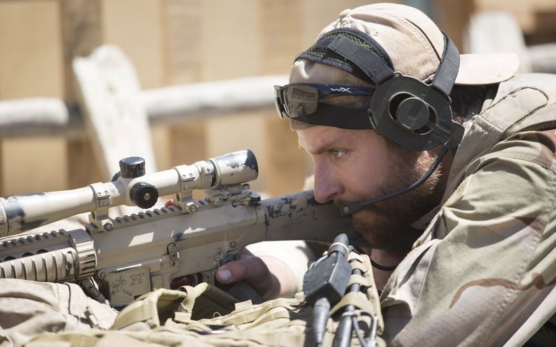 "Das Böse" fest im Blick: Chris Kyle (Bradley Cooper) ist eine Tötungsmaschine.