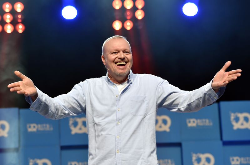 Nein, auf die große Showbühne kehrt er wieder nicht zurück. Aber die Late-Night-Show "Täglich frisch geröstet" ist trotzdem eine Art Rückkehr des Show-Rentners Stefan Raab. Der Entertainer, der 2015 seinen Rücktritt erklärte, ist Produzent und Ideengeber der originellen Musikshow. Ein schöner Anlass, um zurückzublicken: auf die größten Momente, die der Macher und Moderator dem Fernsehpublikum schenkte ...