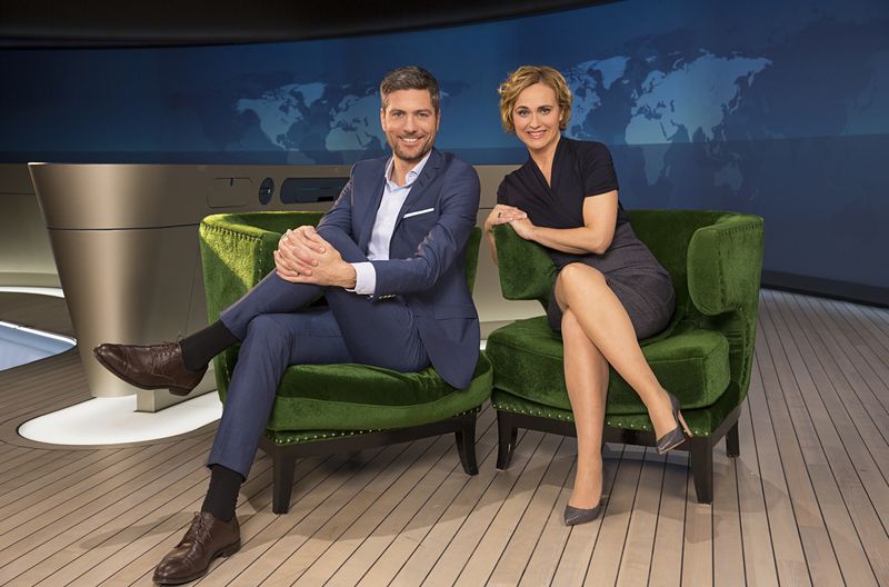 So sehen Jubilare aus: Caren Miosga und Ingo Zamperoni haben am 2. Januar, 22.30 Uhr, die Ehre, durch die Geburtstagssendung der ARD-"Tagesthemen" zu führen. Vor 40 Jahren ging das Nachrichtenjournal erstmals auf Sendung. Wir laden Sie ein zu einer Zeitreise durch ein Stück deutsche Fernsehgeschichte.