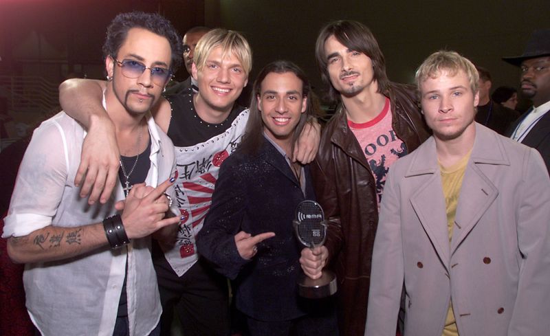 In den Neunzigern verkauften sich die Platten von Boybands millionenfach, manche feierten Erfolge bis in die Nullerjahre. So auch die Backstreet Boys, deren Megaseller "Millenium" jetzt seinen 25. Geburtstag feiert. Die späteren Karrieren der Boygroup-Stars von einst verliefen sehr unterschiedlich - die einen wagten ein Comeback, die anderen starteten eine Solo-Karriere. Unsere Galerie zeigt, wer von den Boybands es geschafft hat und wer nicht.