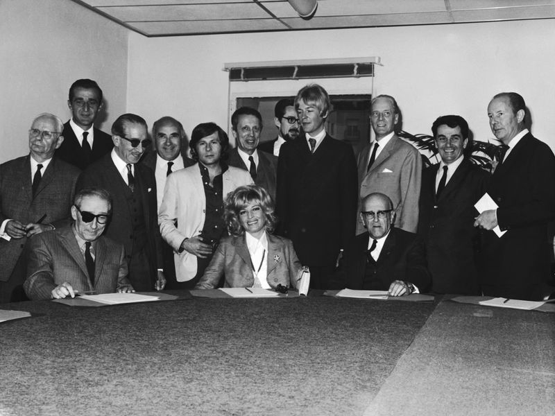 Die französischen Star-Regisseure François Truffaut und Jean-Luc Godard solidarisierten sich 1968 mit den studentischen Protestlern, forderten ihre Kollegen dazu auf, auch die Filmfestspiele lahmzulegen. Mit Erfolg. Die Jury um den Vorsitzenden Roman Polanski (im feinen Weißen) ließ die Party platzen.