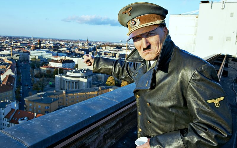 Oliver Masucci spielt den wieder erwachten Adolf Hitler.