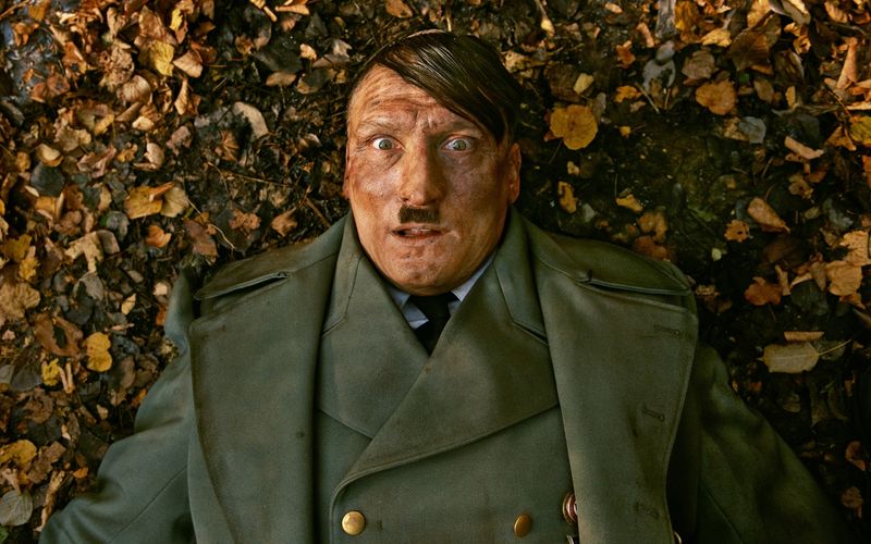 Schnauzbart und Uniform - viel mehr braucht es nicht, um optisch als Adolf Hitler durchzugehen. Um den Diktator aber überzeugend zu spielen, braucht es dann doch mehr - egal, ob in einer Satire oder in einem ernsten Drama. Zur erneuten Ausstrahlung von "Er ist wieder da" (Bild, zu sehen am Dienstag, 21.10., 20.15 Uhr, Kabel Eins) zeigen wir, welche Stars den Diktator bereits verkörpert haben. 