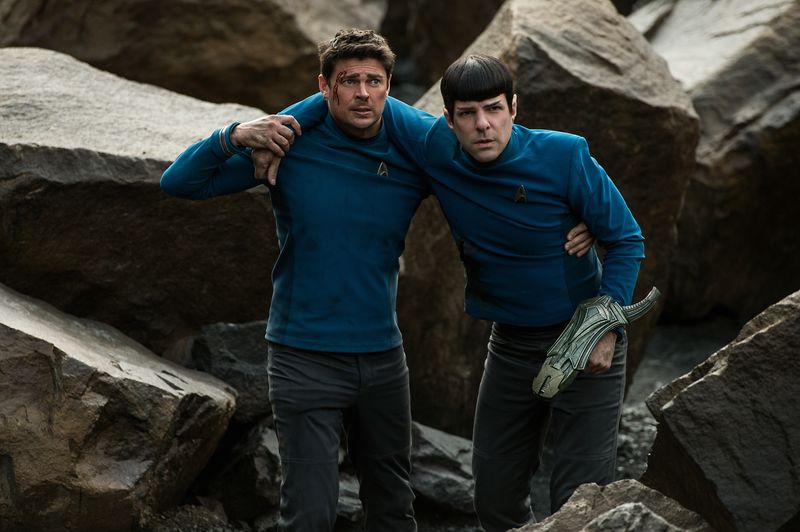 Herz und Kopf: Ausgerechnet der höchst emotionale Pille McCoy (Karl Urban, links) wird Spock (Zachary Quinto) bei einer gefährlichen Mission als Partner zugewiesen.