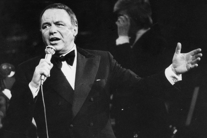 Ehre, wem Ehre gebührt: Es gibt tausende Geschichten über Frank Sinatra, da kann man leicht den Überblick verlieren, vom Wahrheitsgehalt ganz zu schweigen. Anlässlich seines 110. Geburtstags am 12. Dezember präsentiert die Galerie 20 Fakten, die man ohne Weiteres für bare Münze nehmen kann.