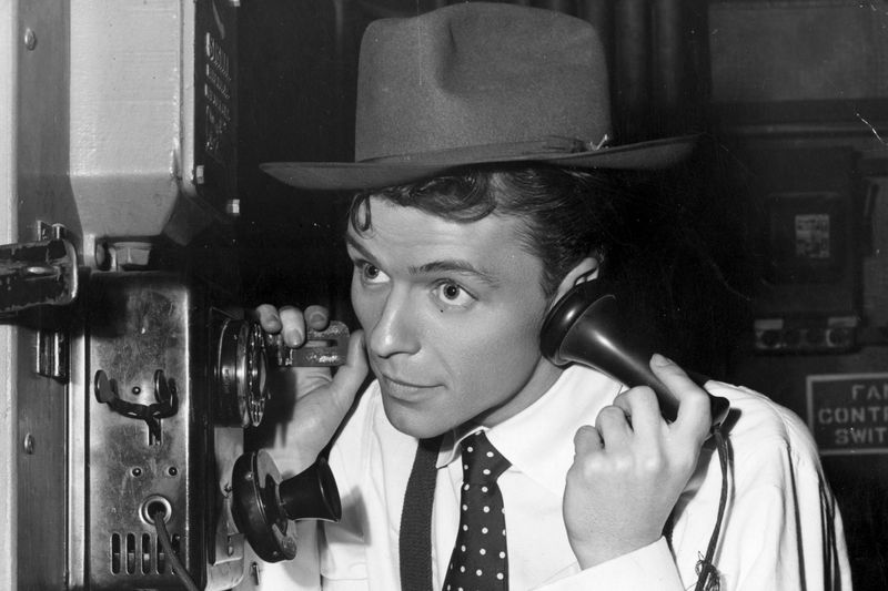 Als Frank Sinatra (hier ein Bild aus den frühen 40er-Jahren) am 12. Dezember 1915 in Hoboken, New Jersey, zur Welt kam, stöhnte seine Mutter, Natalina "Dolly" Garaventa, sicher nicht schlecht. Der kleine Frank musste per Geburtszange geholt werden und brachte 6,1 Kilo auf die Waage.