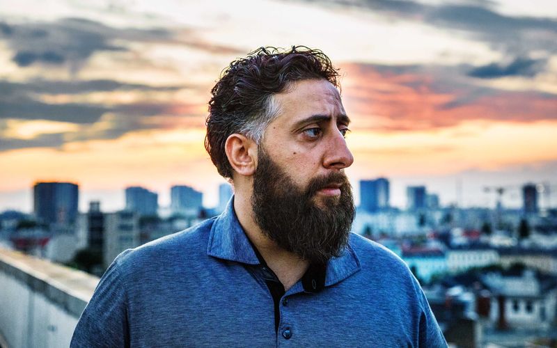 Ob Drogenhandel, Geldwäsche, Prostitution oder Schutzgelderpressung - seine Berlin-Neuköllner Familie weiß, was das Mafia-Herz begehrt. Allein: Clan-Babo Ali "Toni" Hamady (Kida Khodr Ramadan) hat keine Lust mehr auf die ganze Kriminalität, will für Frau und Tochter in der Grimmepreis-gekrönten Serie "4 Blocks" zum "deutschesten Deutschen" werden.
