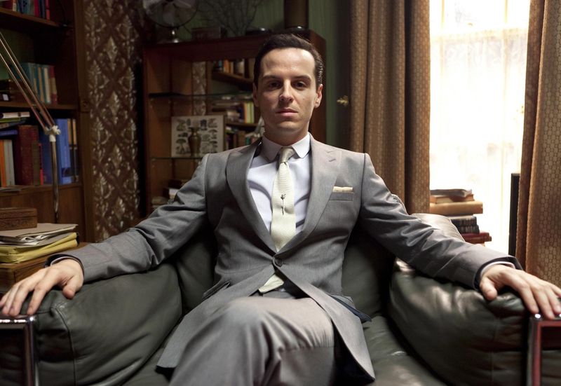 Was braucht ein genialer Verbrechensaufklärer wie Sherlock Holmes, um wahrhaft zu glänzen? Richtig, einen Gegenspieler auf Augenhöhe. In "Sherlock" übernimmt Andrew Scott den Job: Er spielt das kriminelle Genie Professor Moriarty, der in Sir Arthur Conan Doyles Romanvorlage als "Napoleon des Verbrechens" geadelt wird. 