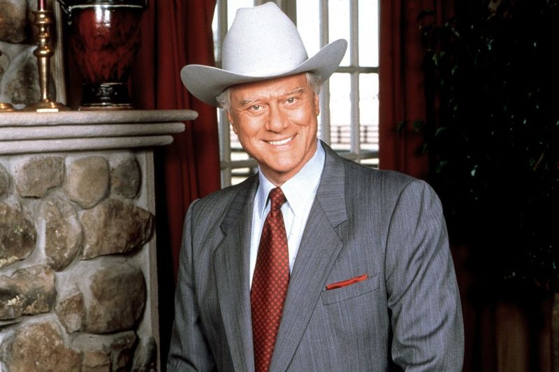 Larry Hagman gehörte zu den bekanntesten Schauspielern der Erde - und es war seine "Dallas"-Rolle, die ihn weltweit zum Star werden ließ. Als J.R. Ewing war er der unumstrittener Star der Serie. 378 Folgen lang sorgte Hagman dafür, dass die TV-Zuschauer überall auf der Welt ein einziges großes Feindbild hatten.