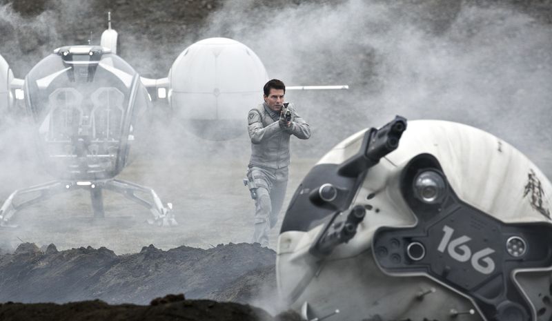Techniker Jack Harper (Tom Cruise) ist als einer von wenigen auf der zerstörten Erde zurückgeblieben, um überlebenswichtige Rohstoff-Drohnen zu reparieren.